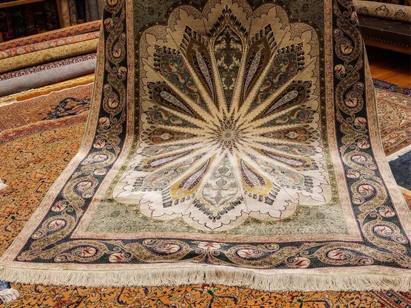 Comment reconnaître la qualité d’un tapis iranien avant d’en acheter ? tapis iranien luxe motif floral centre