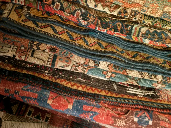 Où faire restaurer un tapis persan à Paris ? tapis motifs tribaux