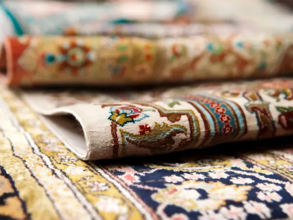 Où faire restaurer un tapis persan à Paris ? tapis oriental plie motifs floraux