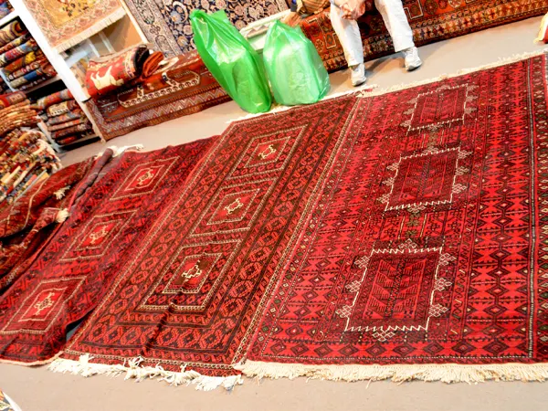 Où faire restaurer un tapis persan à Paris ? tapis oriental rouge avec franges